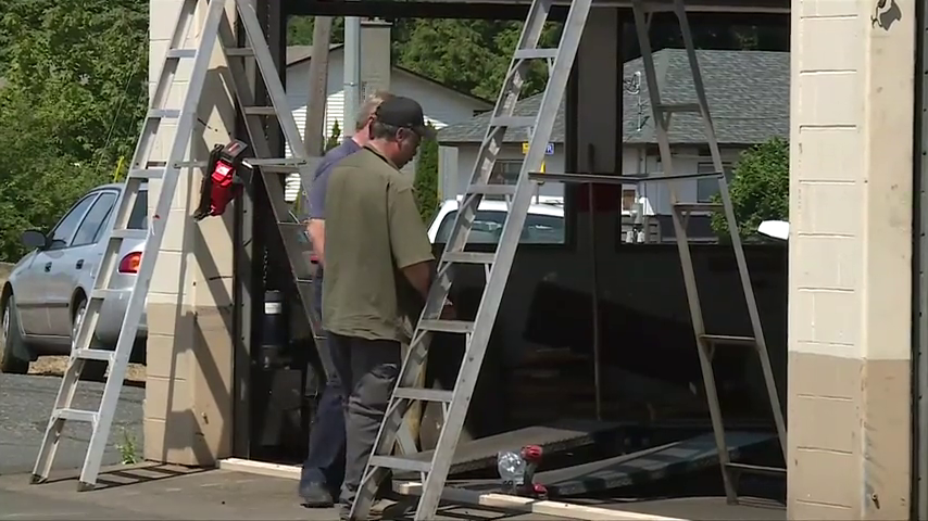 Thieves steal customer cars, use them to smash through garage doors at Nanaimo auto shop